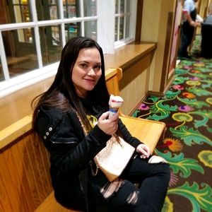 Meet your Posher, Ana